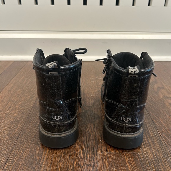 EUC UGG Robley Boots sz 6 Youth/Women 7.5 - Picture 3 of 7